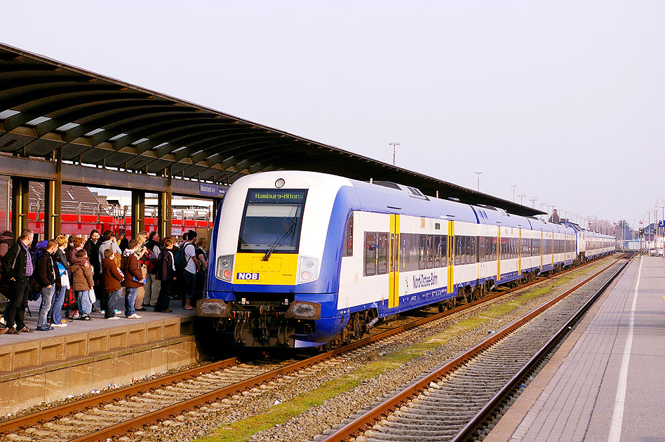 NOB Eilzug in Westerland auf Sylt - voller Bahnsteig mit vielen Fahrgästen
