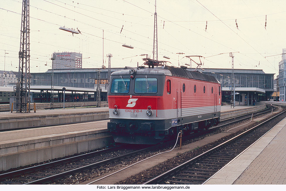 Eine Lok der Baureihe 1044 in München Hbf