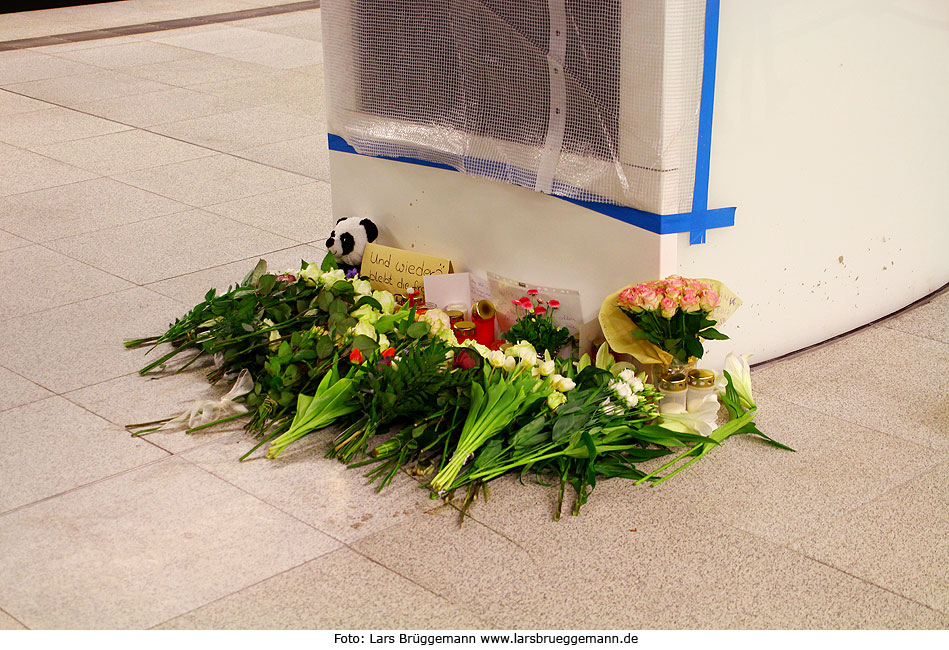 Im Bahnhof Hamburg Jungfernstieg wurden ein kleines Kind und seine Mutter ermordet - aus Trauer und Mitgefühl wurden hier Blumen niedergelegt