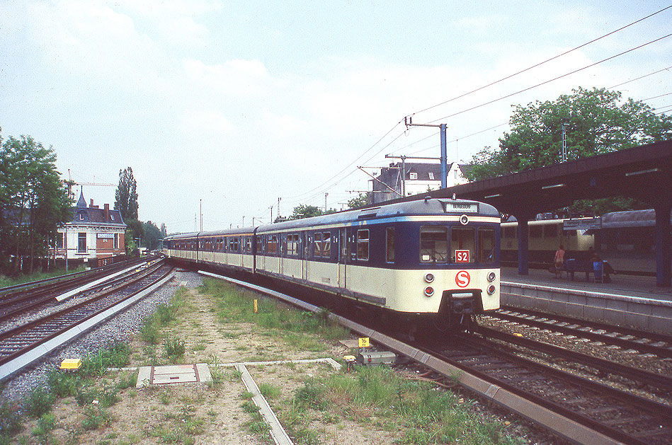 Eine S-Bahn der Baureihe 471 in Bergedorf - Ein Cannstätter