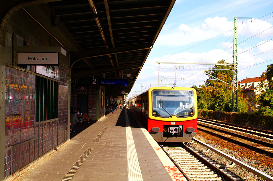 In den Bahnhof Potsdam-Babelsberg fährt eine S-Bahn der Baureihe 481 ein