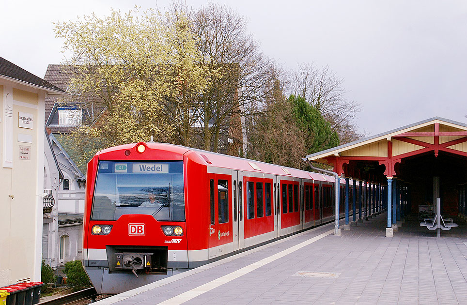 Der Bahnhof Othmarschen der Hamburger S-Bahn mit einem Triebwagen der Baureihe 474