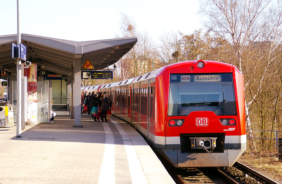 Eine S-Bahn der Baureihe 474 im Bahnhof Stellingen in Hamburg