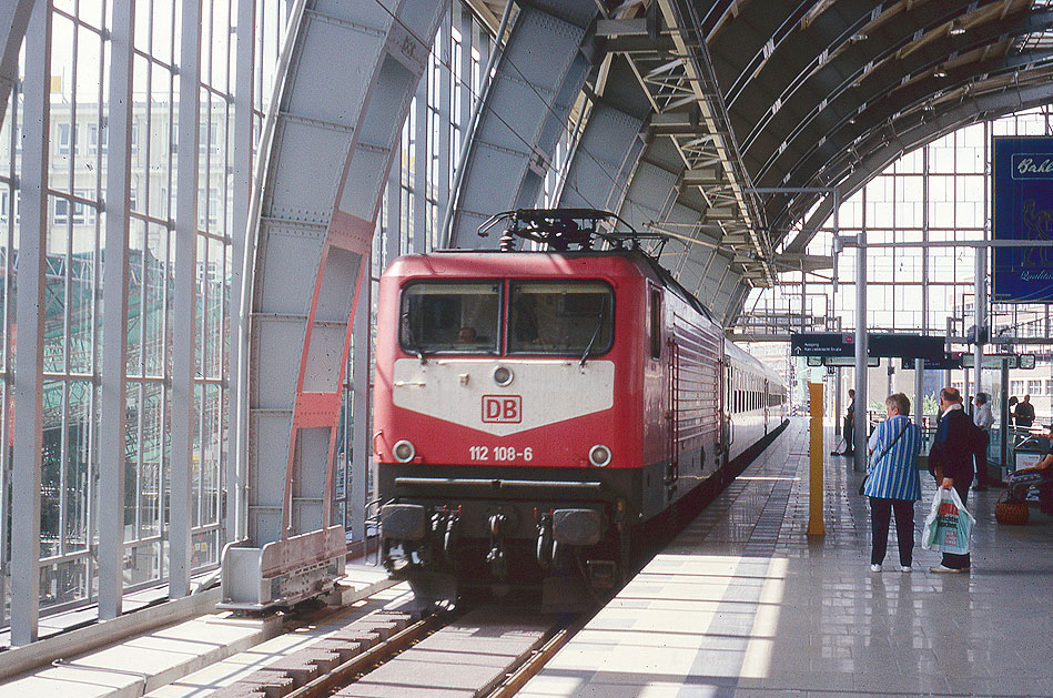 DB Baureihe 112 im Bahnhof Berlin Alexanderplatz