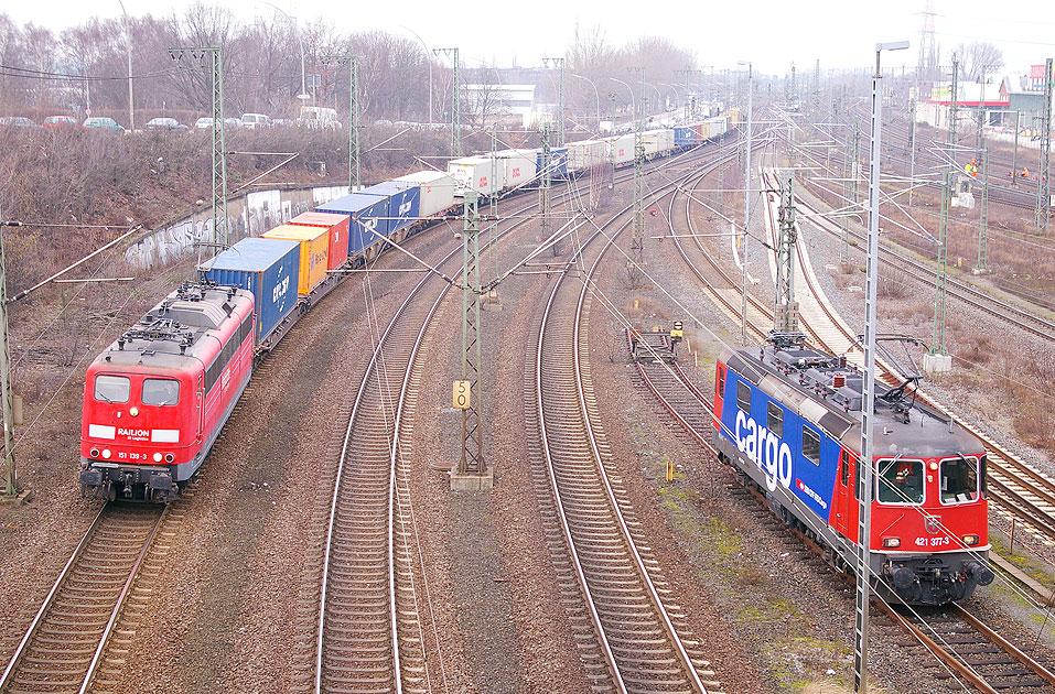 Eine Lok der Baureihe 151 in Hamburg-Harburg