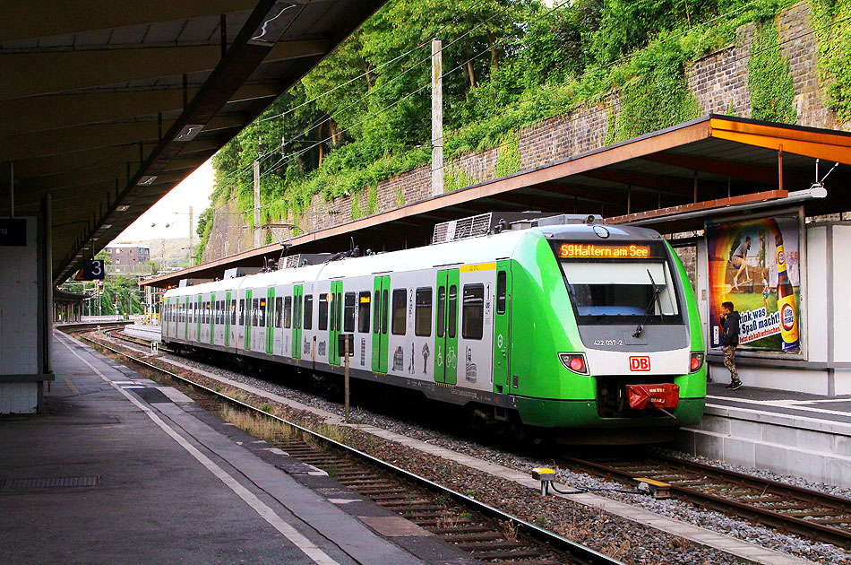 Eine S-Bahn der Baureihe 422 in Wuppertal Hbf