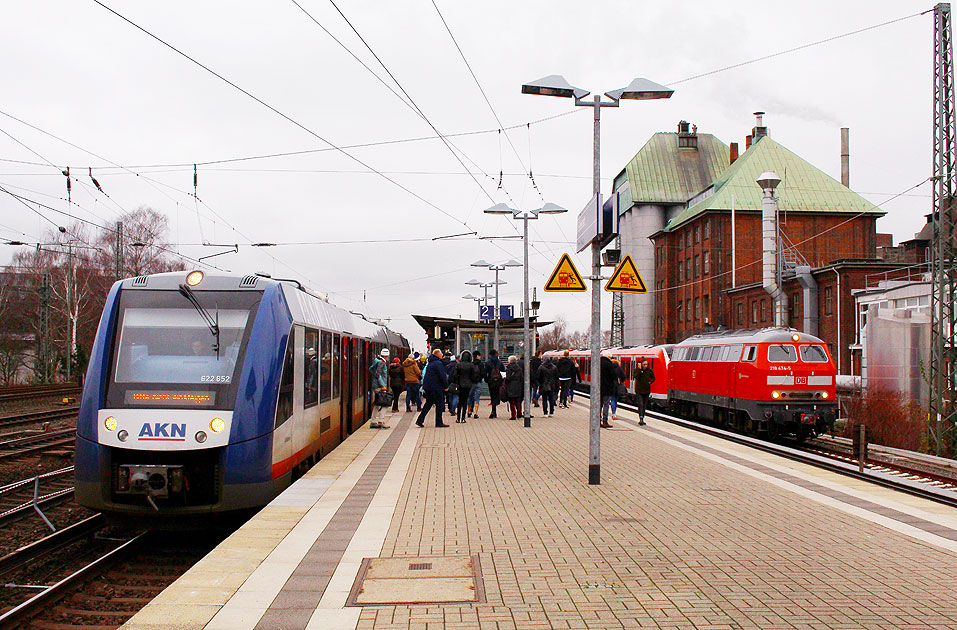 AKN Lint Triebwagen und Lok der Baureihe 218 mit 490 im Bahnhof Eidelstedt der Hamburger S-Bahn