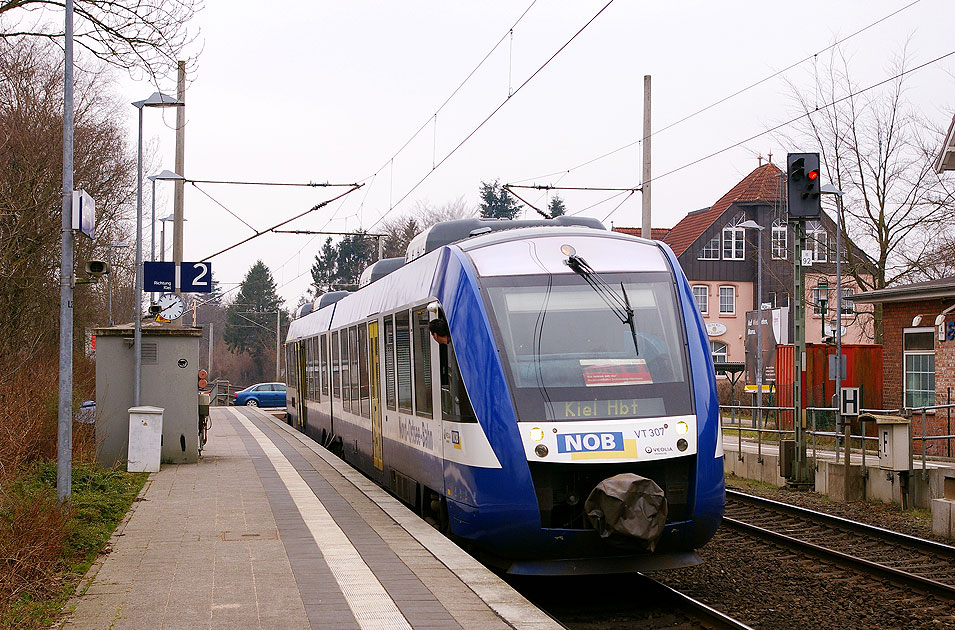 Ein NOB Lint im Bahnhof Einfeld an der Strecke Hamburg - Kiel
