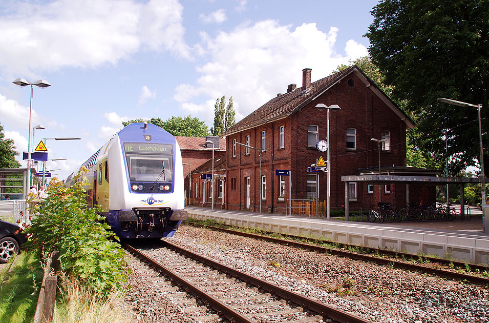 Ein Metronom-Zug hält im Bahnhof Himmelpforten an der Unterelbebahn
