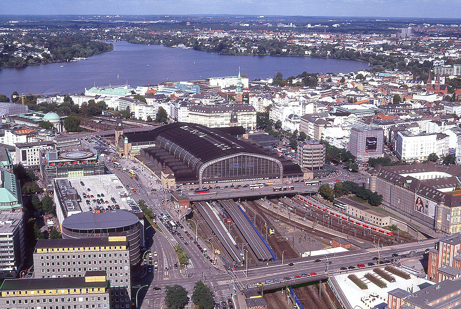 Der Hamburger Hauptbahnof von oben mit der Aussenalster