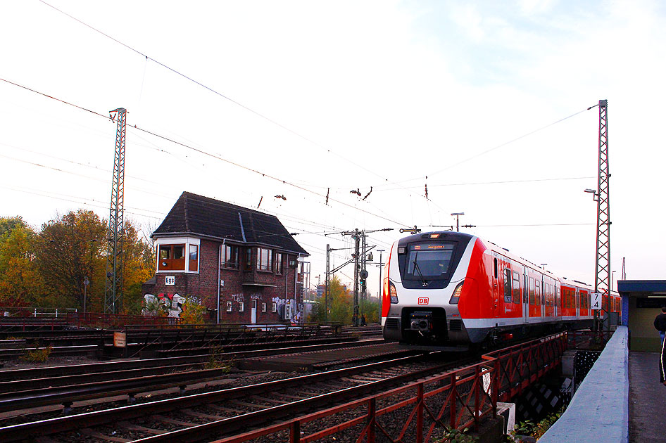 Eine S-Bahn der Baureihe 490 im Bahnhof Hamburg Elbgaustraße