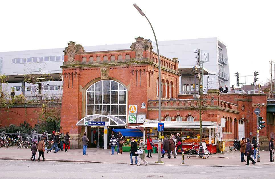 Der Bahnhof Sternschanze in Hamburg im Schanzenvietel an der Schanzenstraße