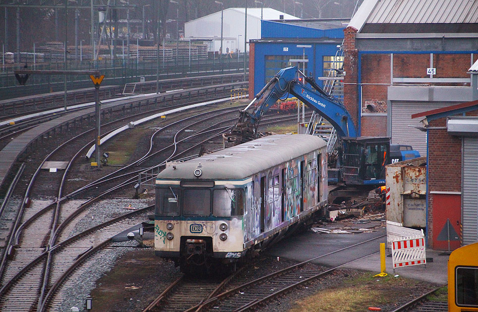 Der 470 129 im S-Bahn Werk Hamburg-Ohlsdorf bei seiner Verschrottung
