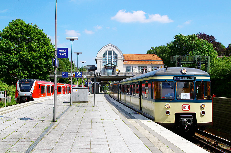 Eine S-Bahn der Baureihe 470 im Bahnhof Aumühle