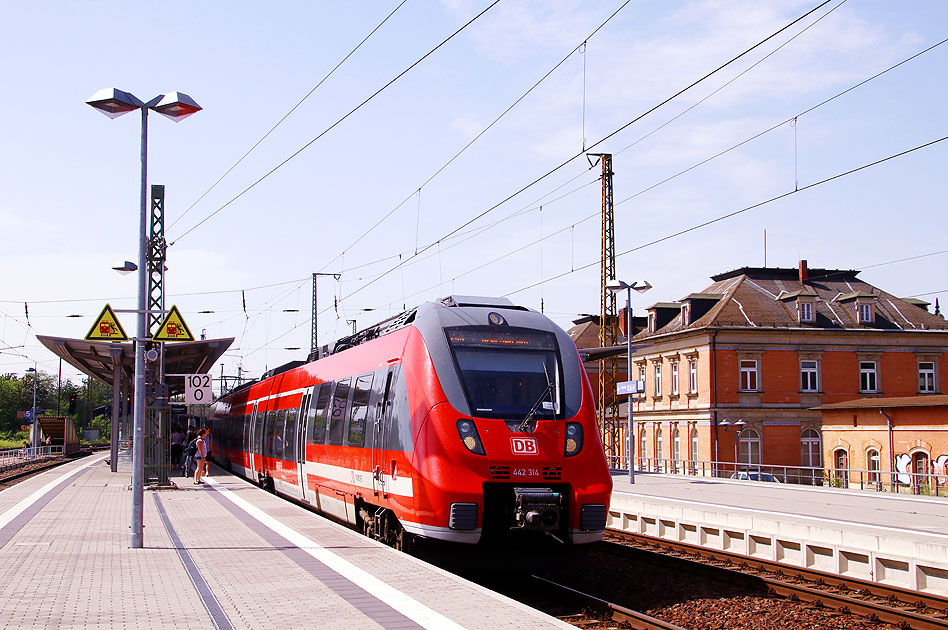 Ein Regionalexpress im Bahnhof Coswig bei Dresden