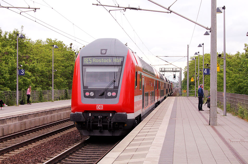 Ein Doppelstockzug im Bahnhof Berlin Lichterfelde Ost