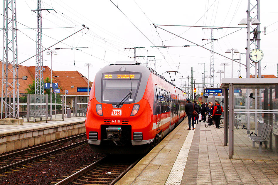 Ein Triebwagen im Bahnhof Senftenberg