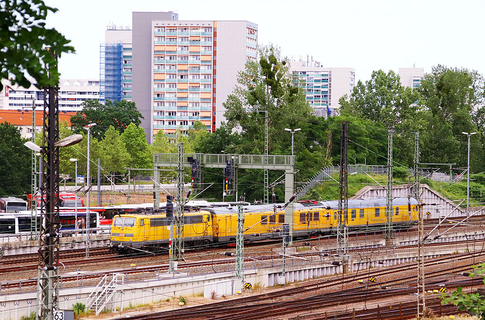 Eine Lok der Baureihe 111 mit einem Messzug in Dresden Hbf