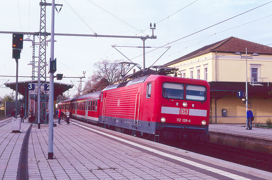 Eine Lok der Baureihe 112 im Bahnhof Lehrte