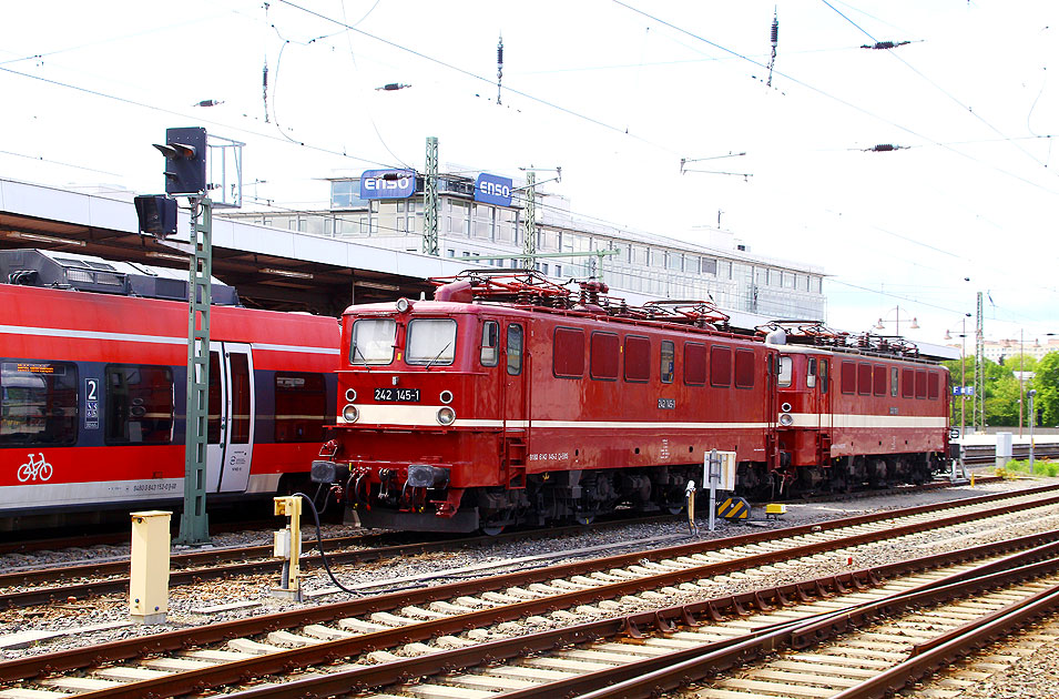 Die E-Loks 242 145-1 und 242 110-5 in Dresden Hbf