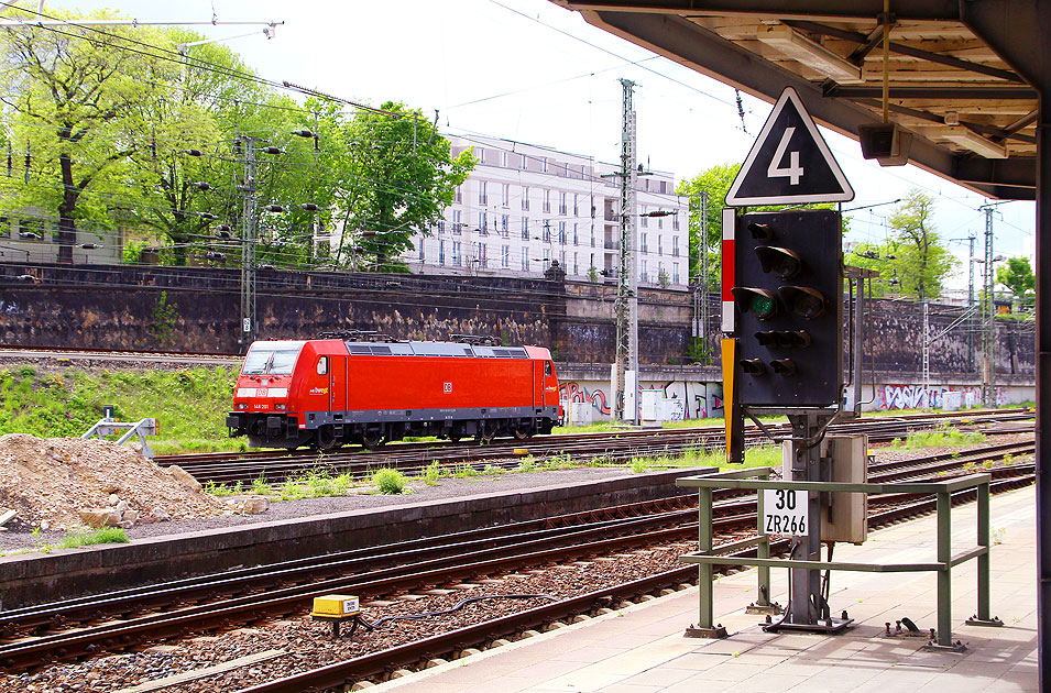 Bahnsteiggeknipse mit Histogramm in einer Richtung: Eine Lok der Baureihe 146.2 in Dresden Hbf