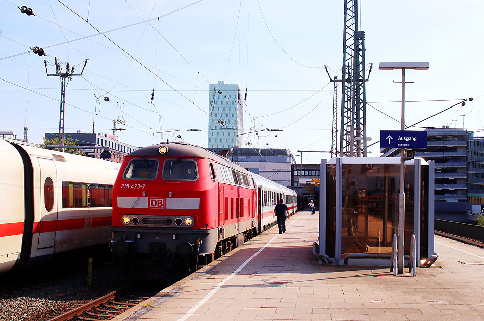Eine Lok der Baureihe 218 mit einem IC im Bahnhof Hamburg-Altona