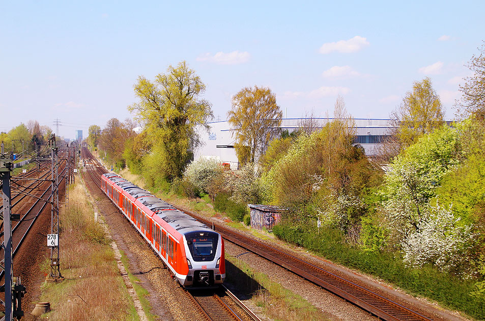 Eine S-Bahn der Baureihe 490 fährt in den Bahnhof Hamburg Billwerder Moorfleet ein