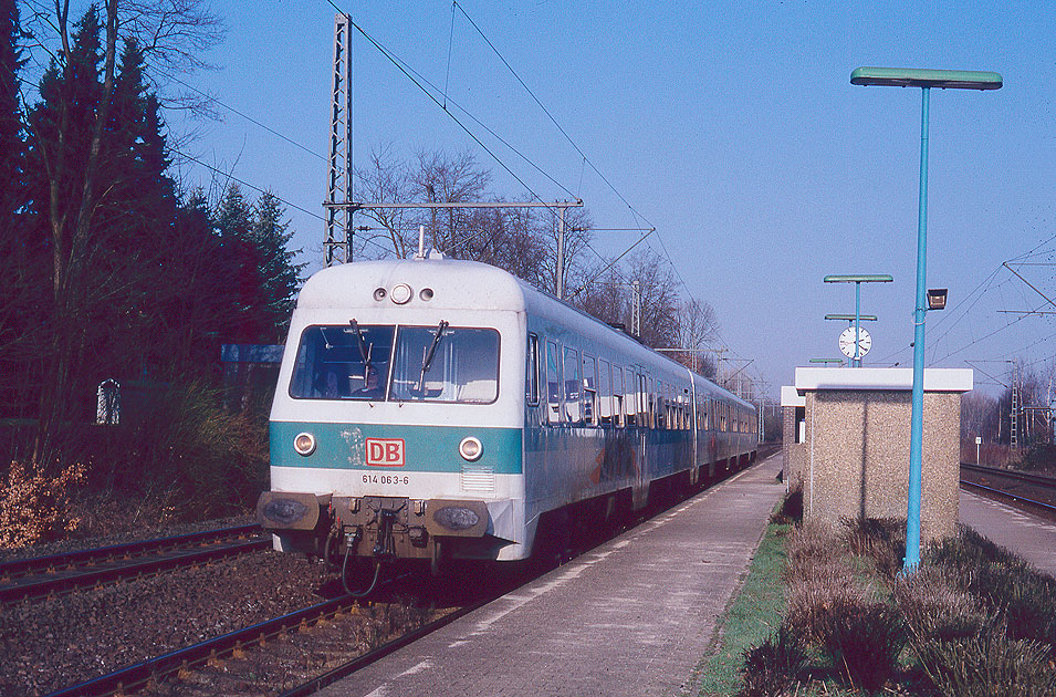 Ein Triebwagen der Baureihe 614 im Bahnhof Hittfeld