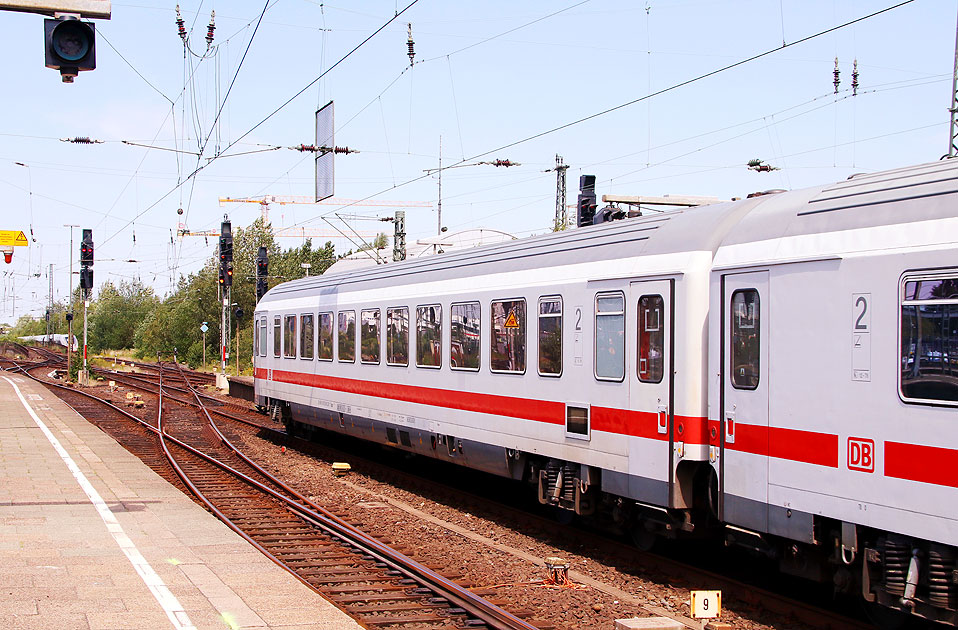 ein Bpmz Großraumwagen im Bahnhof Hamburg-Altona