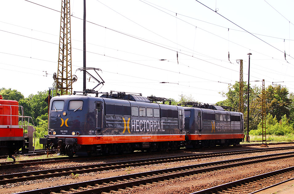 Die 151 066-8 (162.008) und 151 003-1 (162.008) von Hectorrail im Bahnhof Coswig bei Dresden