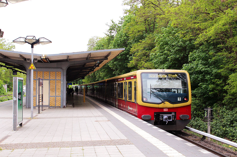 Eine S-Bahn der Baureihe 481 im Bahnof Berlin-Lichterfelde Ost