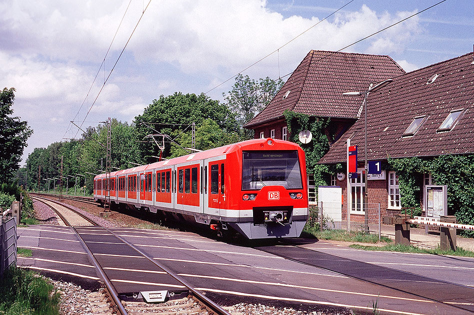 S-Bahn im Bahnhof Dollern an der Unterelbebahn