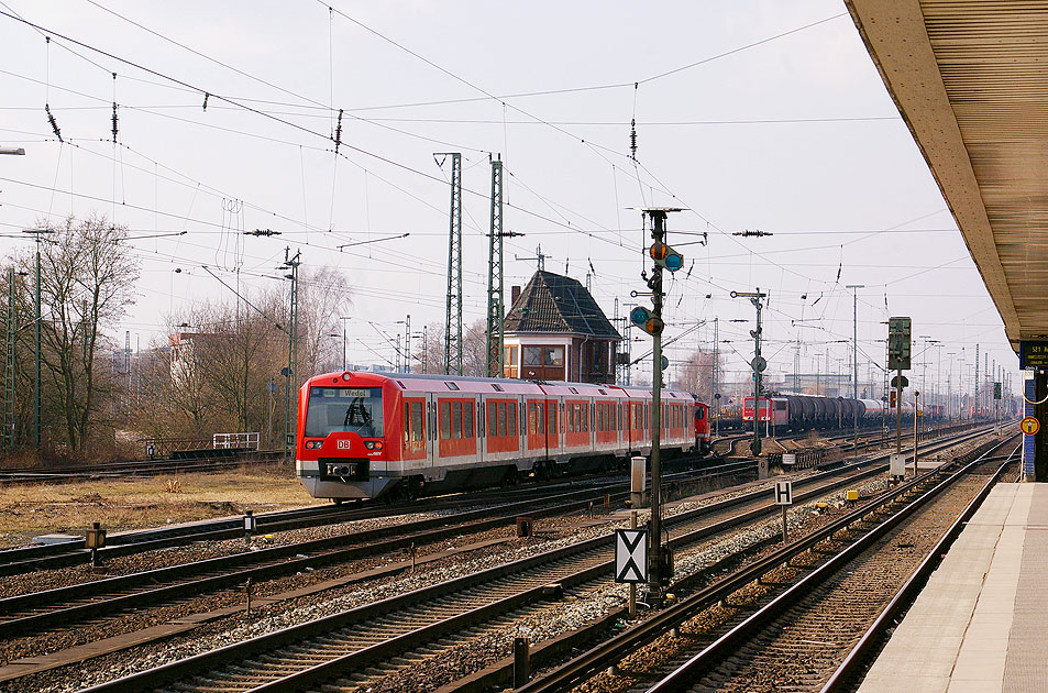 Eine S-Bahn der Baureihe 474 im Bahnhof Hamburg-Elbgaustraße