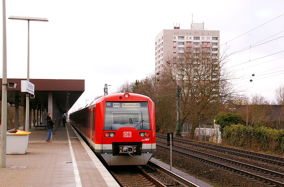 Eine S-Bahn nach Buxtehude im Bahnhof Neuwiedental
