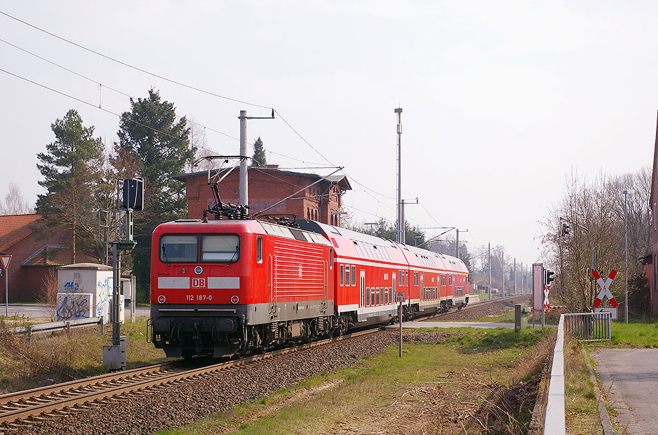 Ein Regionalexpress im Bahnhof Stederdorf