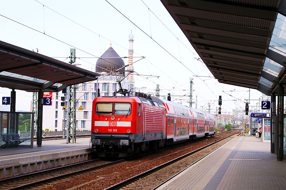 Eine Lok der Baureihe 112 im Bahnhof Dresden Mitte
