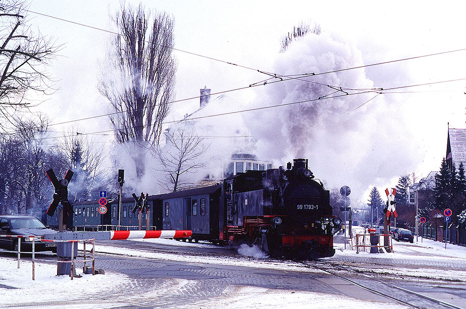 Dampfzug auf dem Bahnübergang am Bahnhof Radebeul Weißes Roß