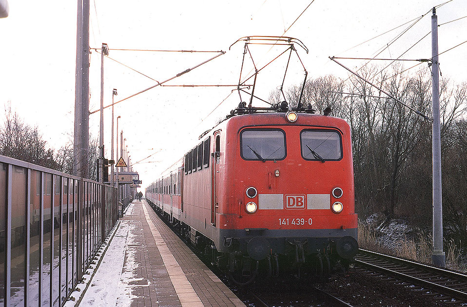 Die DB Baureihe 141 mit einer Regionalbahn im Bahnhof Krempe an der Marschbahn