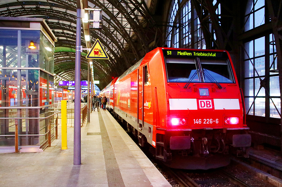 Eine Lok der Baureihe 146.2 mit einer S-Bahn in Dresden Hbf