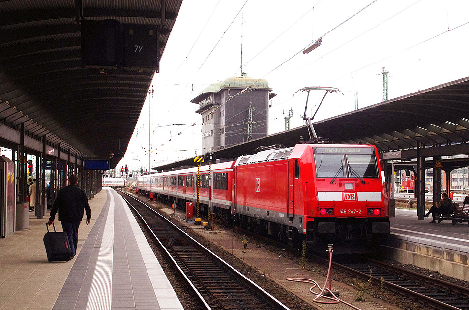 Die Traxx-E-Lok 146 247-2 mit Modus-Wagen in Frankfurt am Main Hbf