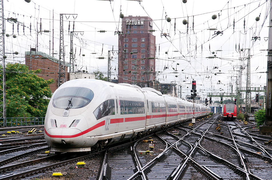 Ein ICE 3 - der Baureihe 403 der Deutschen Bahn AG in Köln Hbf