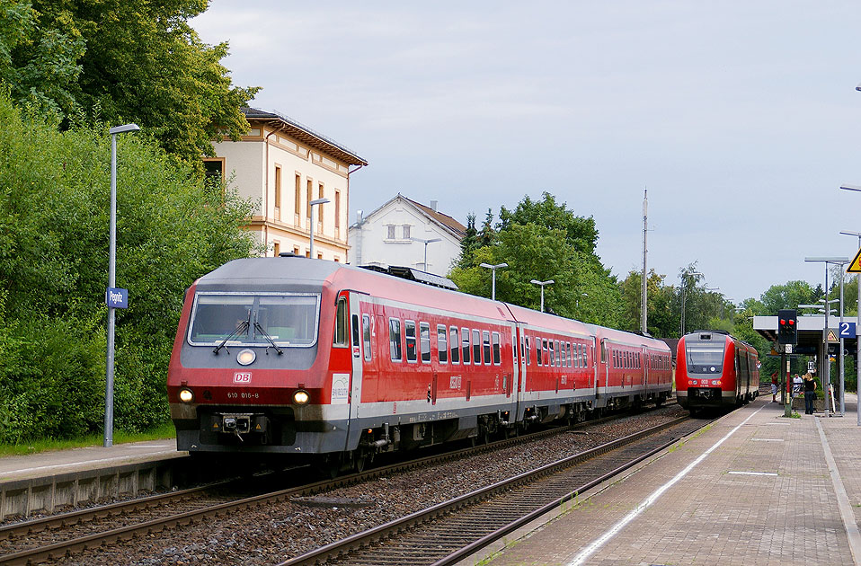 Zwei Triebwagen der Baureihe 610 im Bahnhof Pegnitz