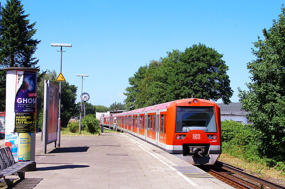 Eine S-Bahn der Baureihe 474 im Bahnhof Hamburg-Langenfelde