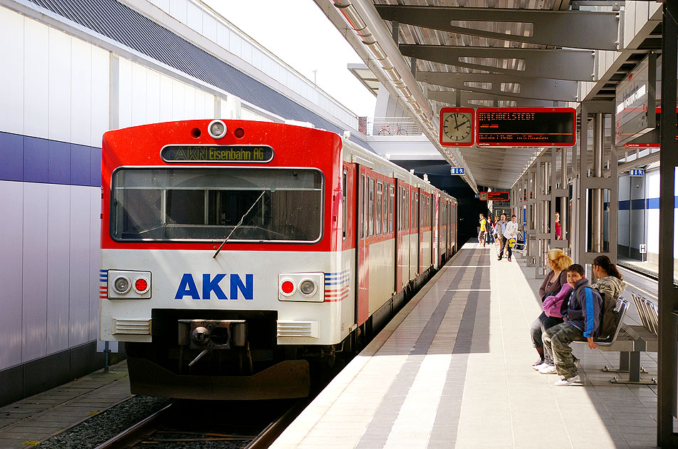 Ein AKN-VTA-Triebwagen im Bahnhof Kaltenkirchen
