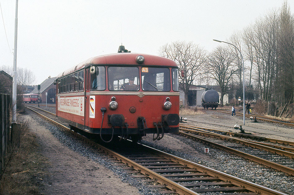 Ein Uerdinger Schienenbus - Kuddl Barmstedt der AKN ex EBO im Bahnhof Barmstedt - Elmshorn-Barmstedt-Oldesloer Eisenbahn