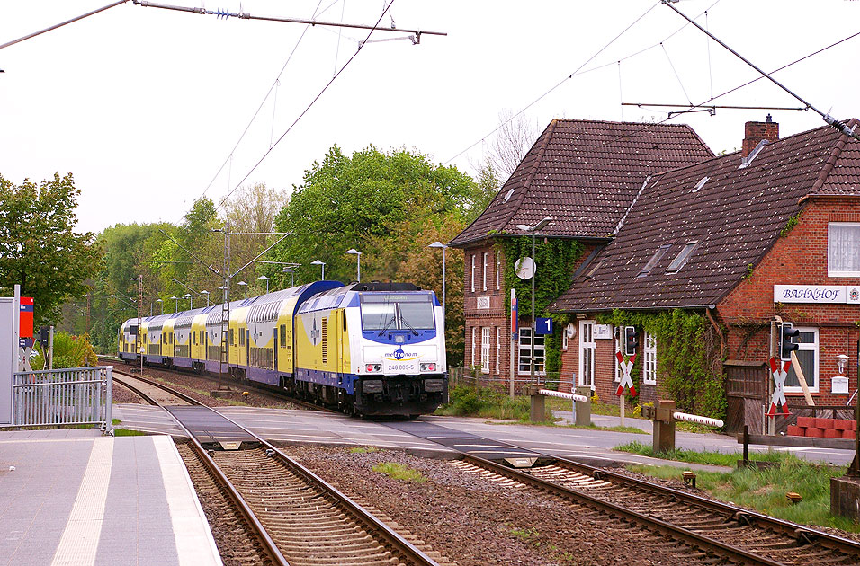 Metronom-Zug im Bahnhof Dollern an der Unterelbebahn