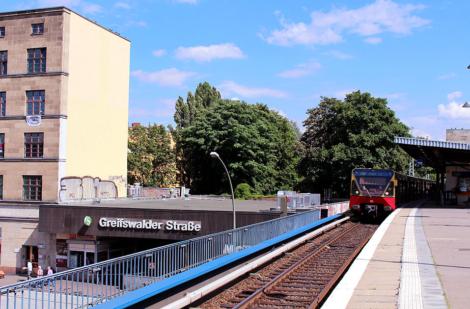 Eine Berliner S-Bahn im Bahnhof Greifswalder Straße