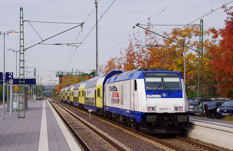 Metronom Zug mit der 246 011 im Bahnhof Buxtehude