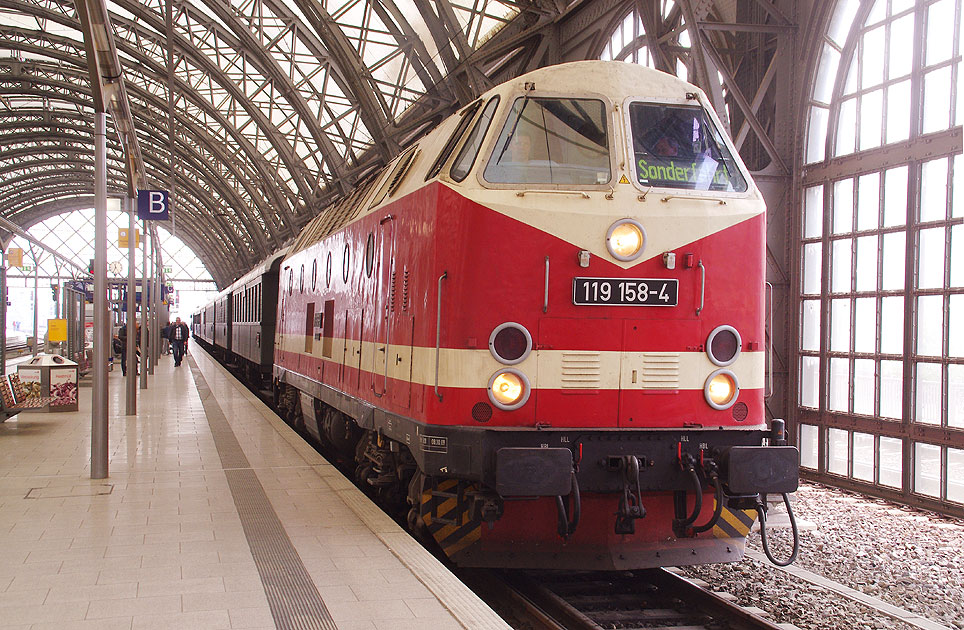 DR Baureihe 119 - Lok 119 158-4 - Dresden Hbf