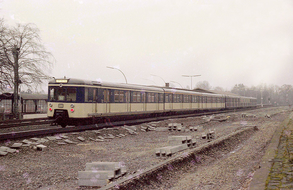 Zwei Triebwagen der Baureihe 471 im Bahnhof Hamburg Klein Flottbek